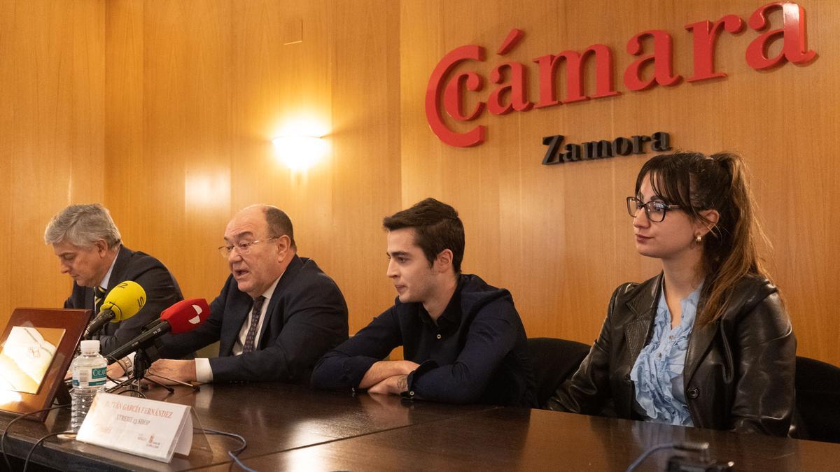 Desde la izquierda Javier Diaz Rincón, Enrique Oliveira, Iván García y Celia Aragón, en la Cámara de Comercio