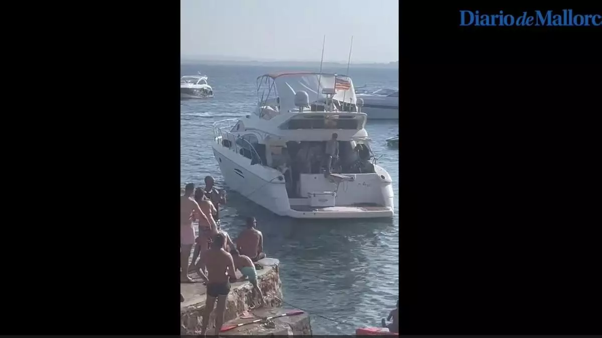 Lo último del verano en Mallorca: Un concierto de rock en la cubierta de un yate fondeado en Alcanada