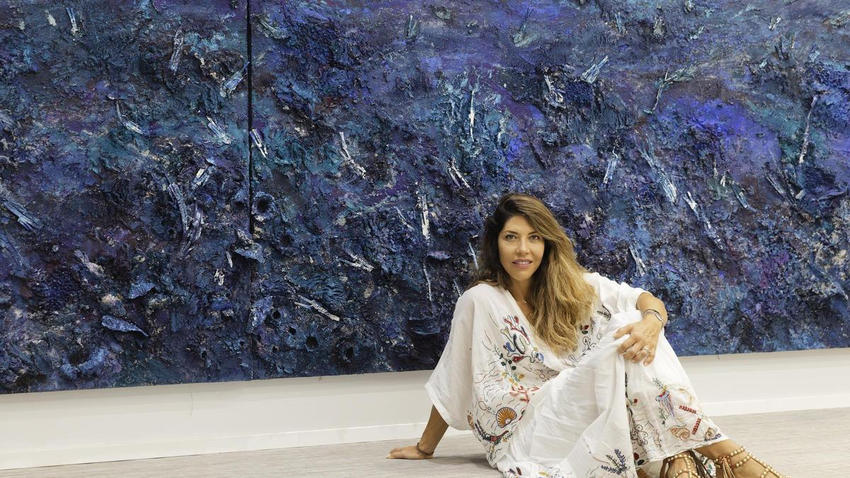 La artista castellonense Cristina Babiloni delante de la obra 'Posidonia' (2024).