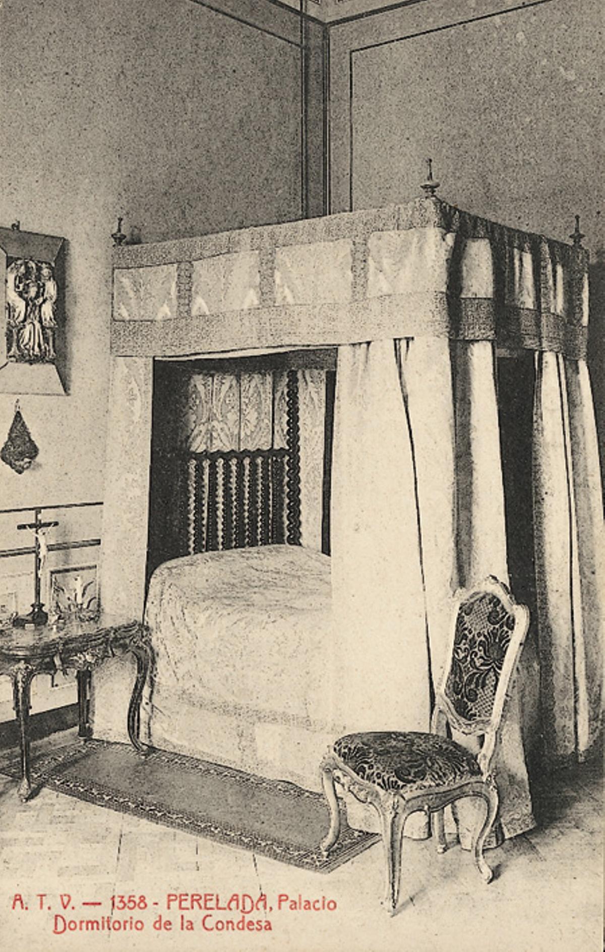 El dormitori de la comtessa de Peralada, tal com era abans que Damià Mateu comprés el castell l’any 1923.