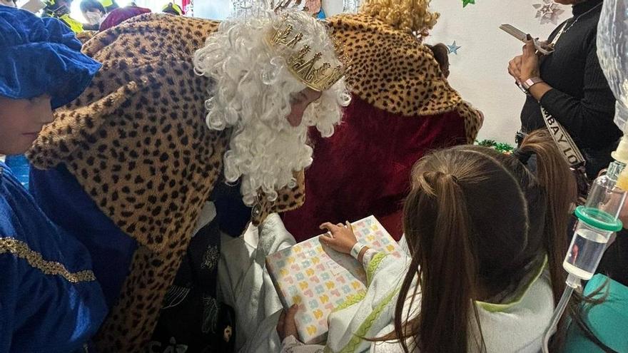 Los Reyes Magos visitan el hospital Infantil Miguel Servet de Zaragoza.