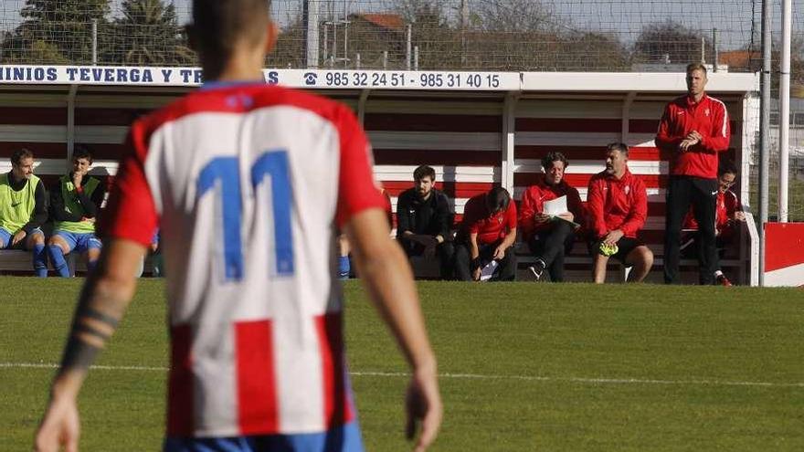 Bertín, de espaldas, durante el duelo ante el Calahorra, con el técnico Isma Piñera al fondo.