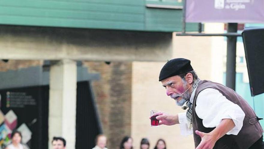 Cellero, durante su monólogo en Cimavilla. / juan plaza