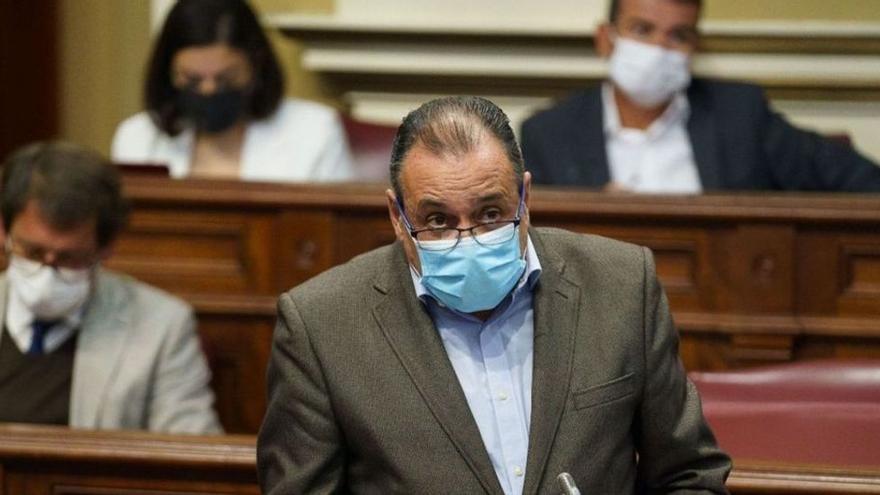 El consejero de Sanidad del Gobierno autonómico, Blas Trujillo, durante una Comisión de Sanidad del Parlamento de Canarias.