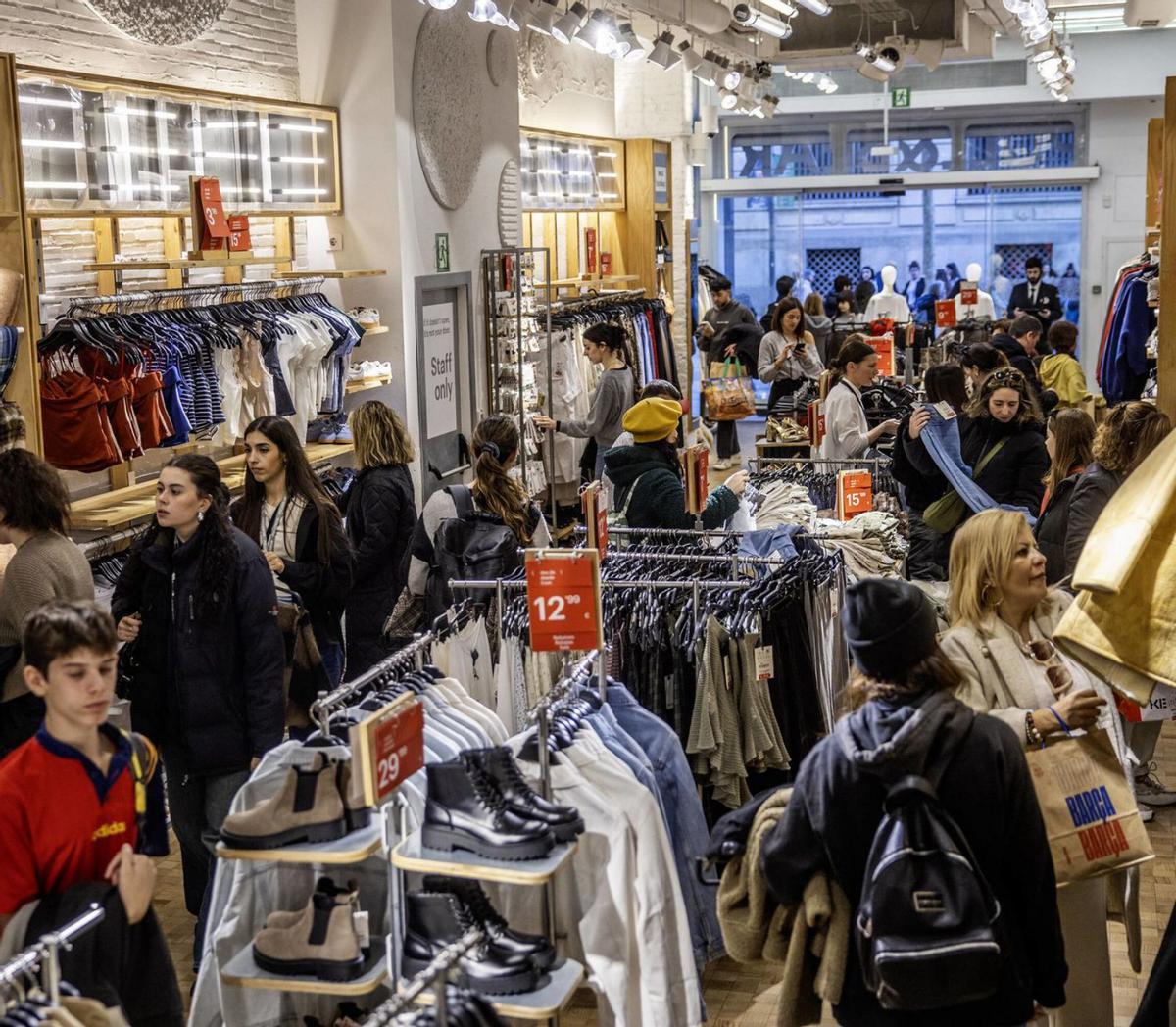 Els veïns surten de les seves ciutats a comprar roba i productes de la llar Els veïns surten de les seves ciutats a comprar roba i productes de la llar