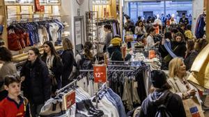 Els veïns surten de les seves ciutats a comprar roba i productes de la llar