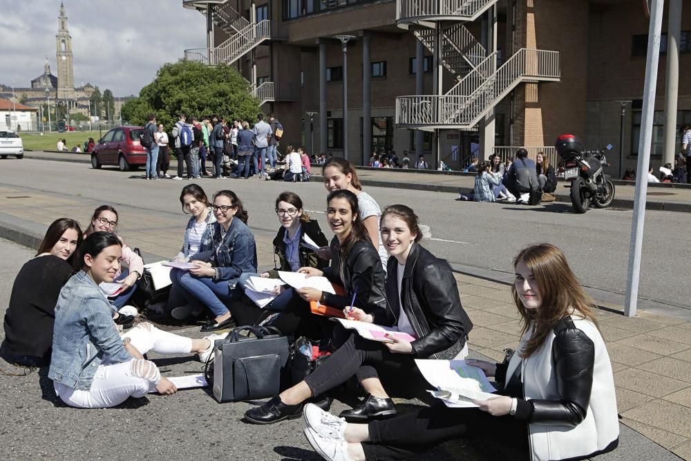 Alumnos se examinan de la PAU en Gijón