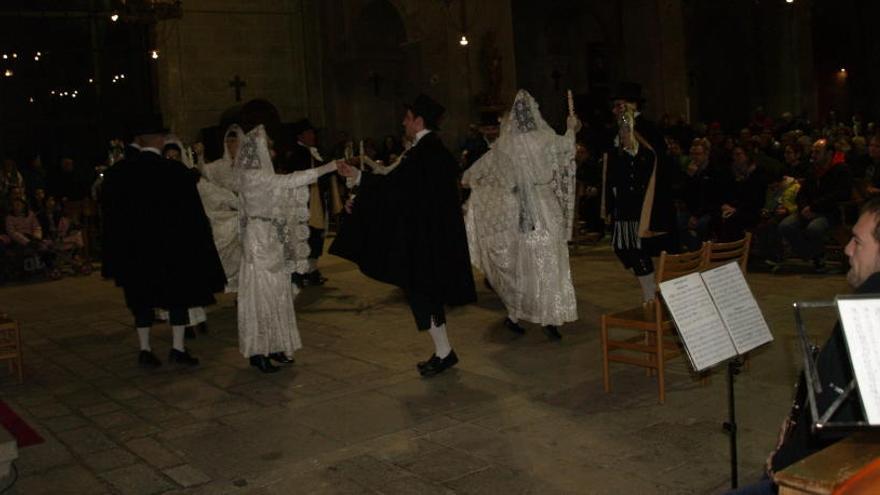 Danses tradicionals a l&#039;església de Moià