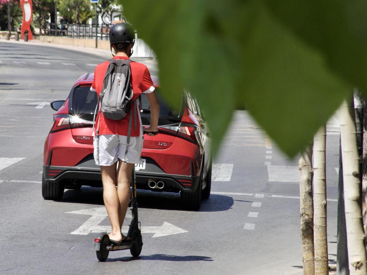 Un usuario del patinete eléctrico en Murcia
