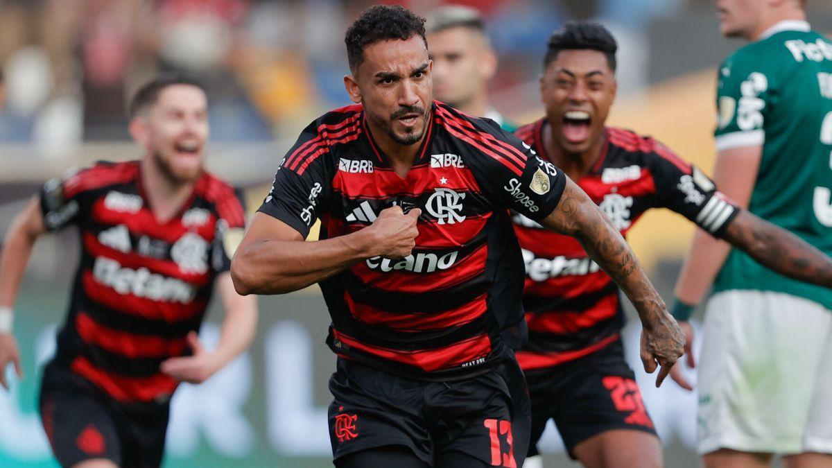 Danilo celebra el tanto que dio al Flamengo el título de la Copa Libertadores 2025