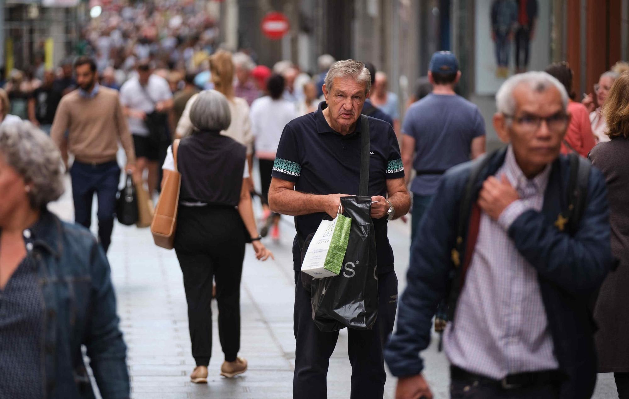 Los clientes aprovechan los descuentos del ‘Black Friday’ en los comercios de Tenerife