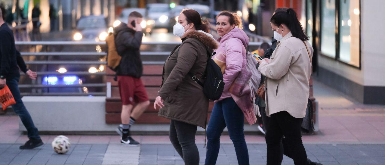 Un grupo de personas paseando.