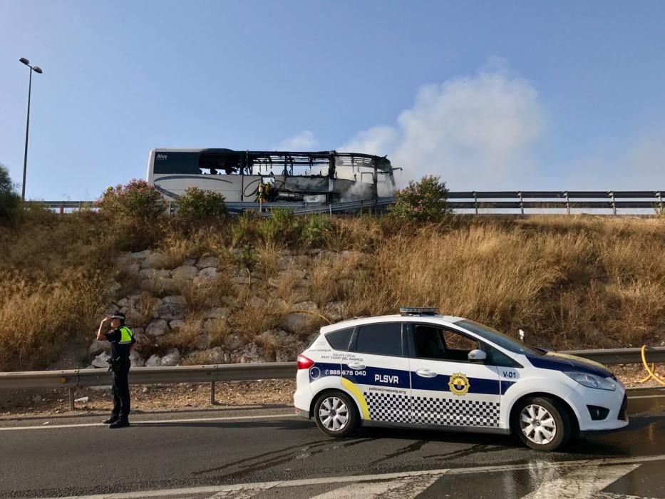 Un autobús queda calcinado en la autovía A7