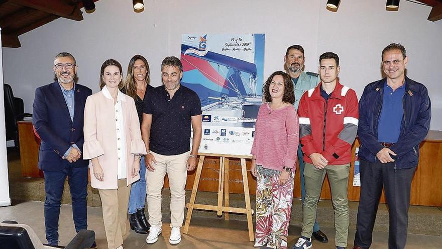 Por la izquierda, José Carlos Fernández Sarasola, concejal de Ciudadanos; Laura Hurlé, edil de Vox; Ángela Pumariega, del PP; José Ramón Tuero, Flor Guardado, José Luis Vizcaíno, de la Guardia Civil; Asier Rodríguez, de la Cruz Roja del Mar, y Constantino Vaquero, presidente de la asamblea local de la Cruz Roja.