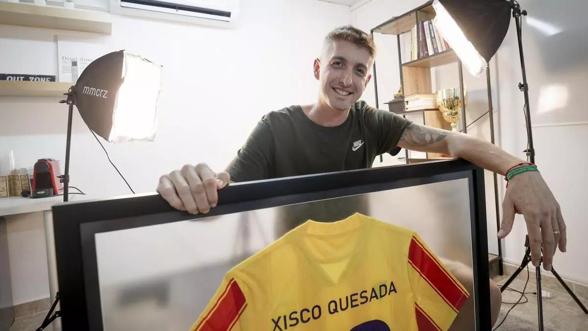 Xisco Quesada posa junto a su camiseta homenaje de la Federació de Futbol de les llles Balears.