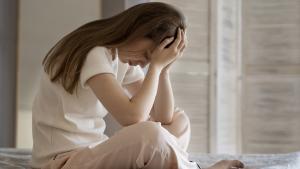 Las mujeres tienen más síntomas de depresión o ansiedad que los hombres.