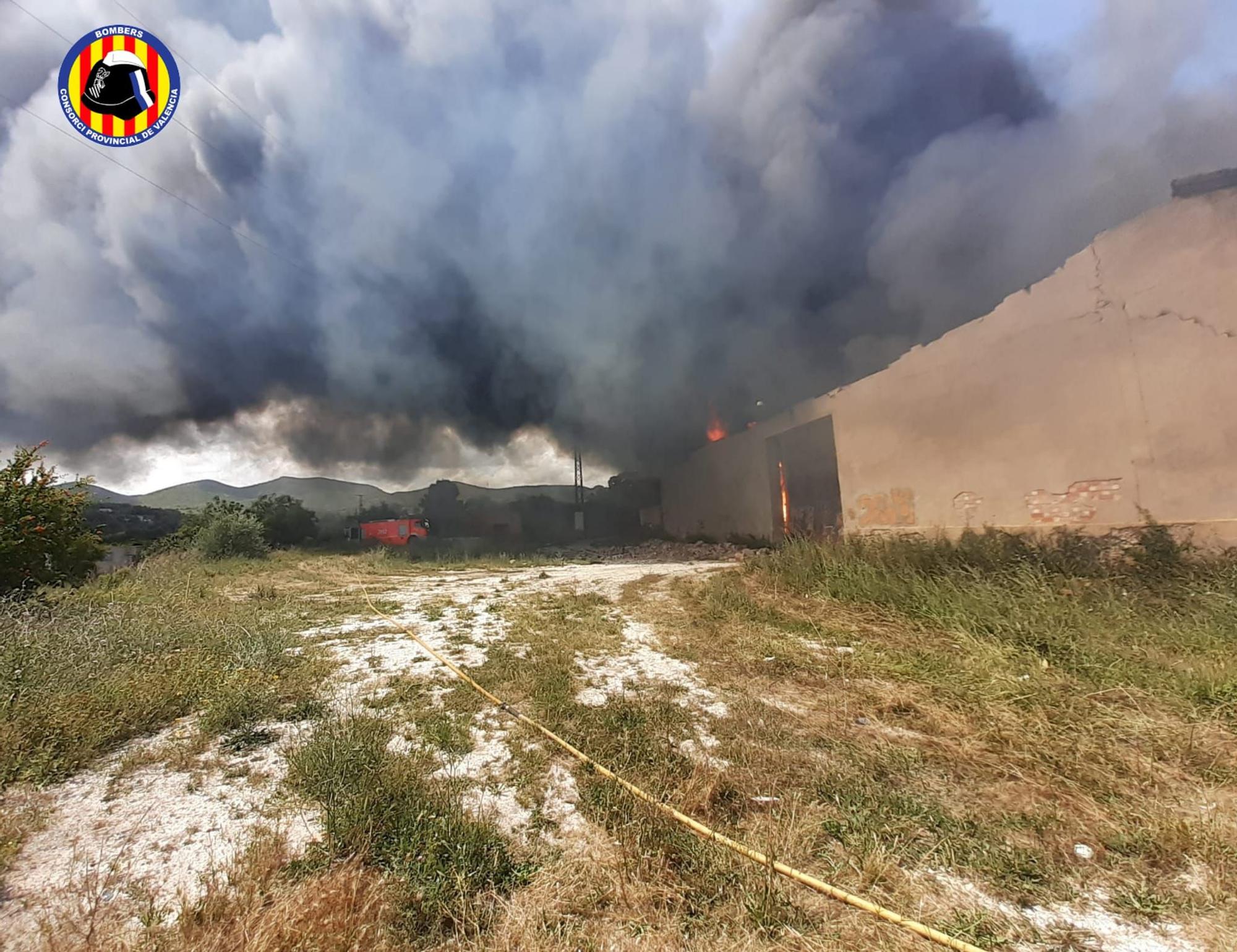 Se desata un incendio en una nave de almacenaje de ropa en L'Olleria