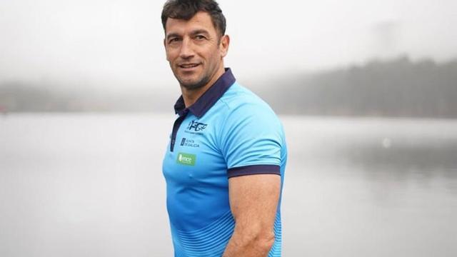 Carlos Pérez, ganador de la primera prueba de OC1, con la equipación de la Federación Galega de Piragüismo. | FEGAPI