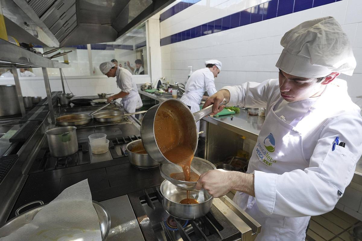 Un alumne preparant un plat per al concurs.