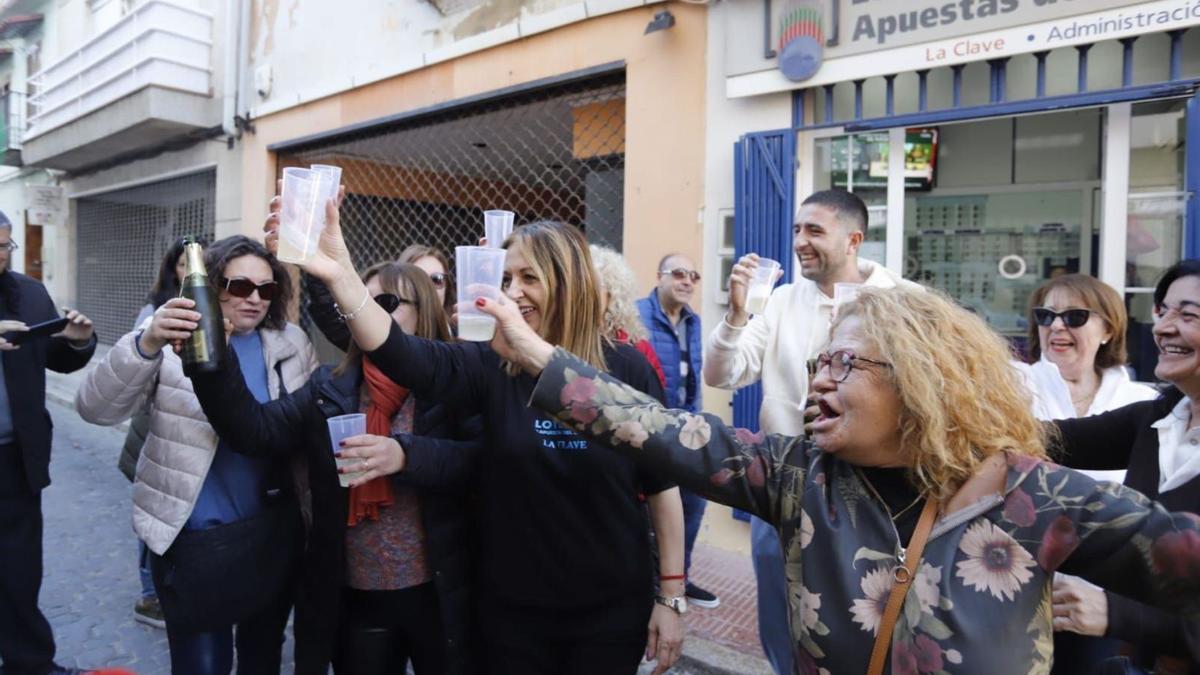 Celebrando ante la administración de Lotería n.º 1 de Alginet, los 33 millones de euros que ha repartido de un cuarto premio.