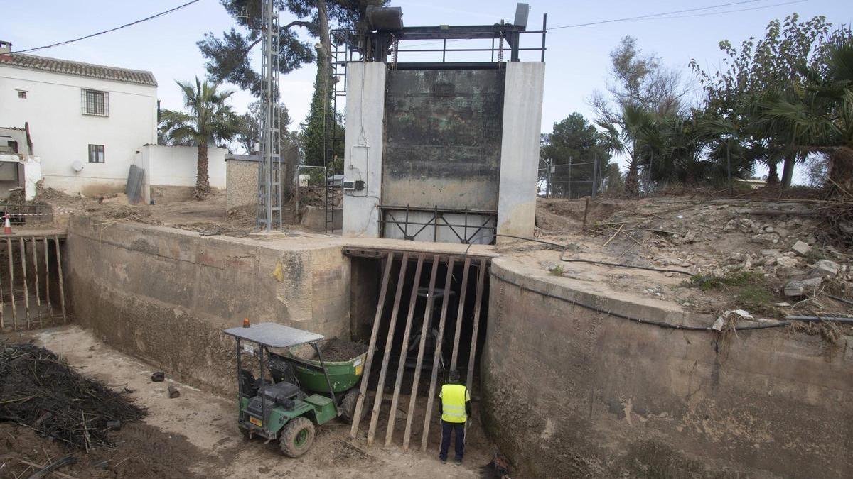 Trabajos de limpieza en el Cano por el que la Acequia Real del Júcar salva el cauce del Magro en Guadassuar.