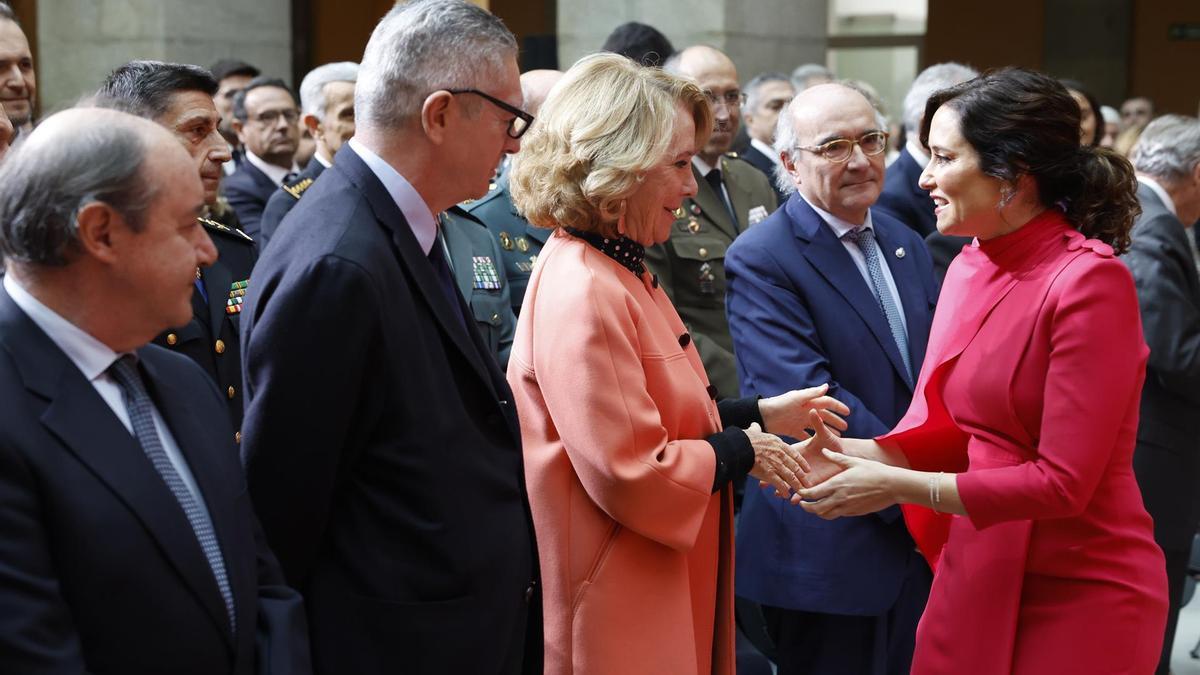 Isabel Díaz Ayuso saluda a Esperanza Aguirre en el acto de la Constitución organizado por la Comunidad de Madrid.