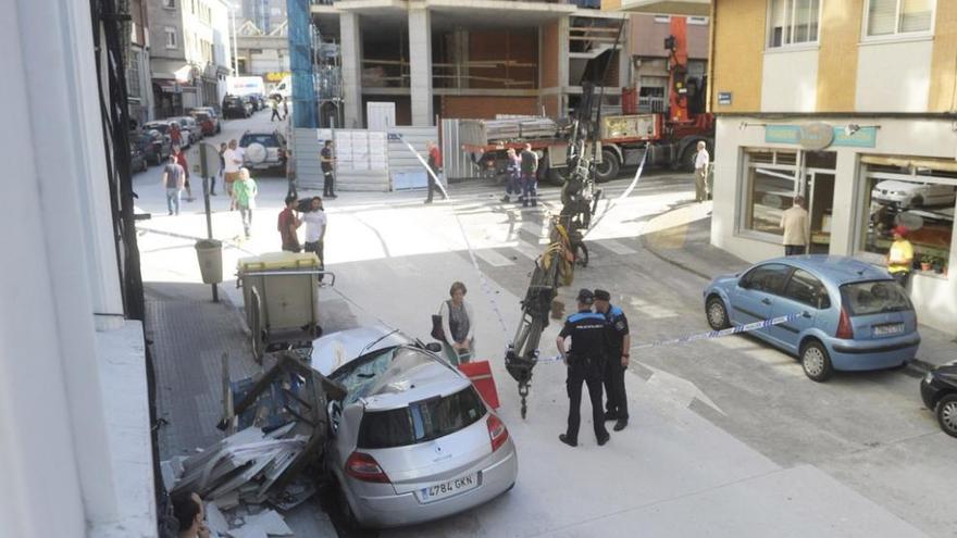 Una grúa se desprende y destroza un vehículo en A Coruña
