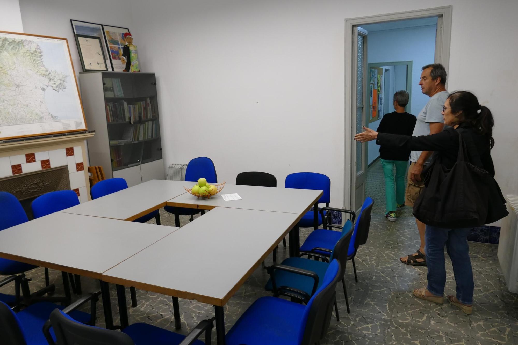 El nou Ateneu de Figueres atrau desenes de persones el dia de la seva inauguració