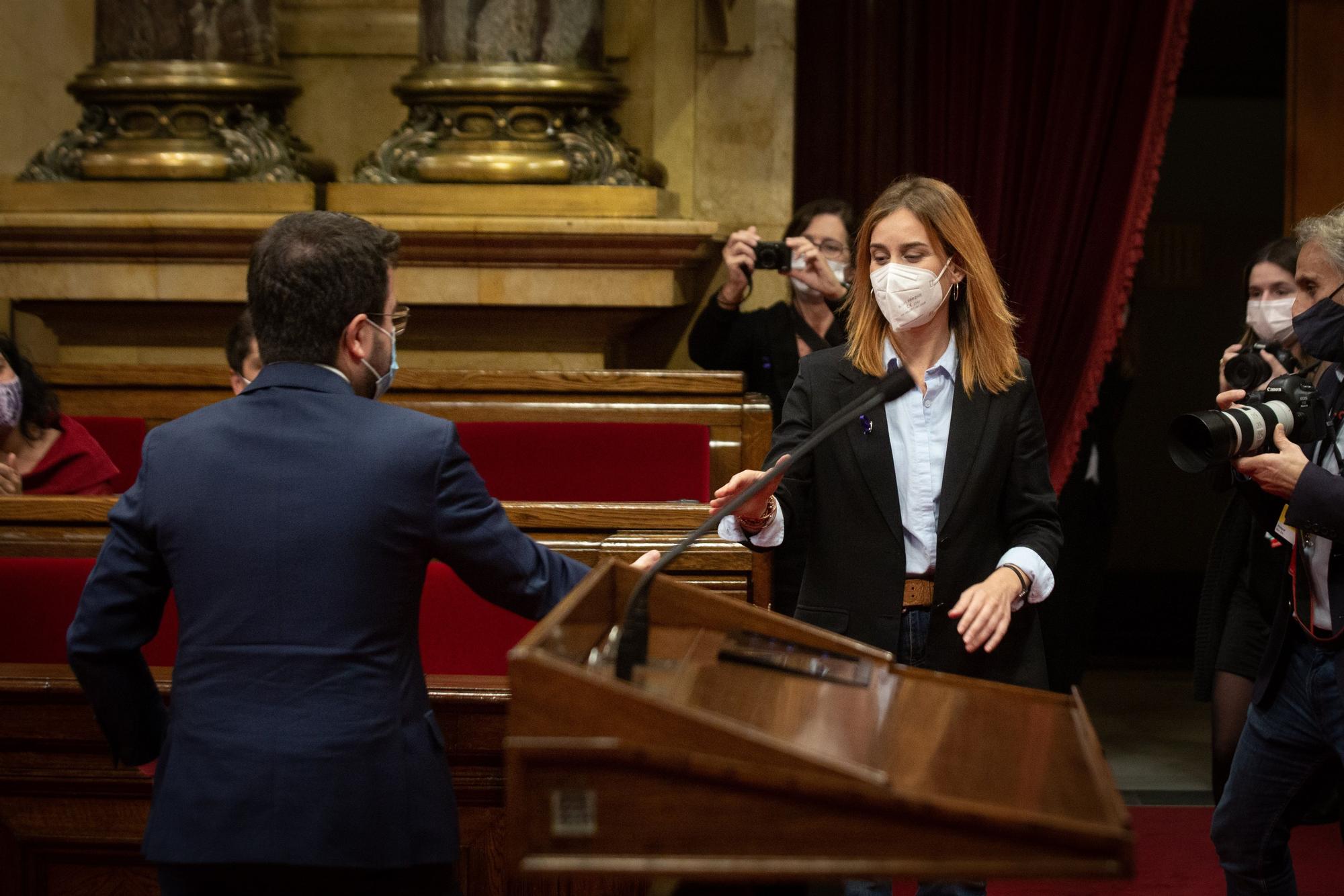 Jéssica Albiach, líder de los comuns en el Parlament, saluda al presidente de la Generalitat, Pere Aragonés, después de la votación de las enmiendas a los presupuestos catalanes.