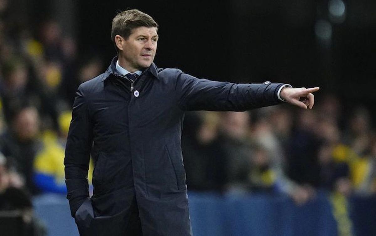 Gerrard da instrucciones en un partido con el Rangers