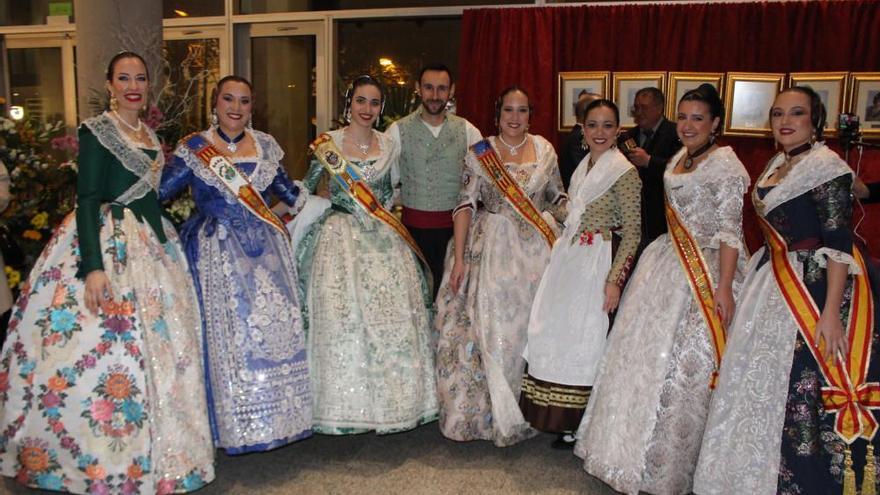 Carolina Soriano, segunda por la derecha, con falleras mayores y el presidente de Poblats al Sud