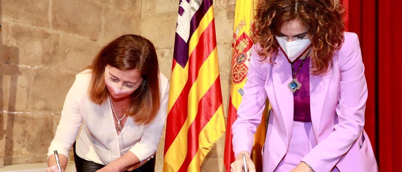 Francina Armengol y la ministra de Hacienda María Jesús Montero, en el Consolat.