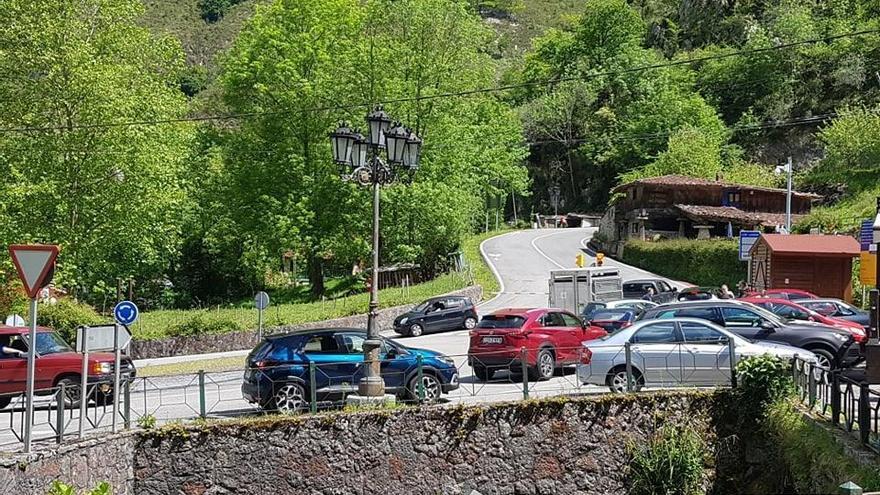 Caos circulatorio en la carretera de acceso a los Lagos de Covadonga