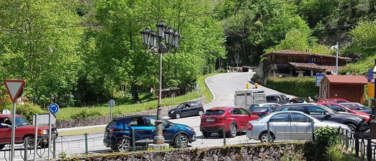 Caos circulatorio en la carretera de acceso a los Lagos de Covadonga.