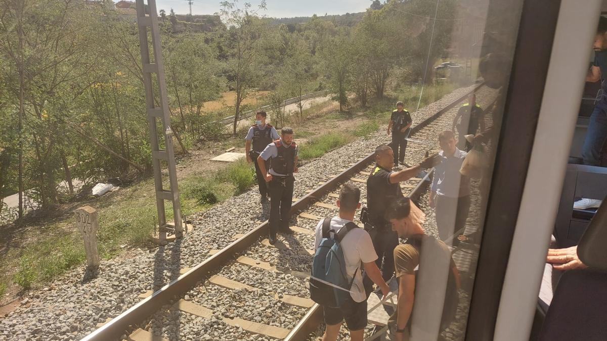 Passatgers del tren avariat són evacuats per la policia