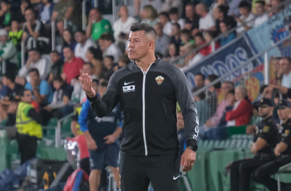 Jorge Almirón, durante su último partido con el Elche en el Martínez Valero, frente al Getafe