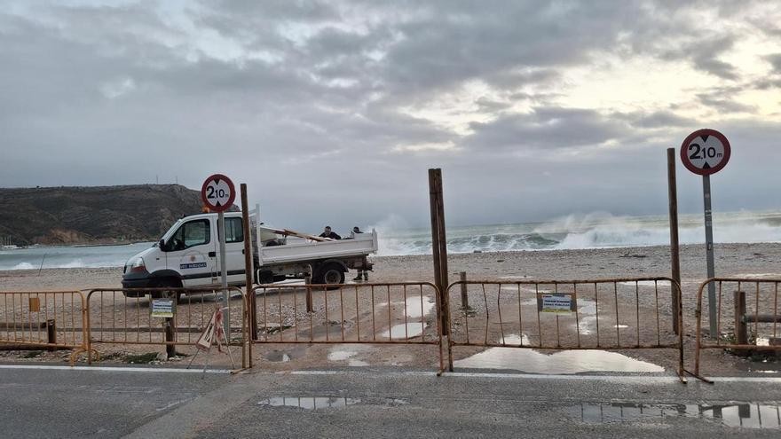 Otro paso para liberar de coches la primera línea: Xàbia desmantela y cierra parte del aparcamiento de la playa del Muntanyar