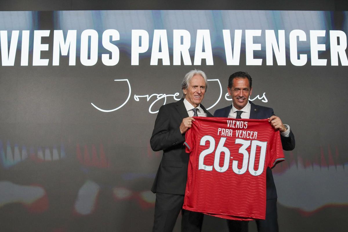 El presidente de la Federación Portuguesa de Fútbol, Pedro Proença, entrega una camiseta conmemorativa a Jorge Jesus durante el acto de presentación.