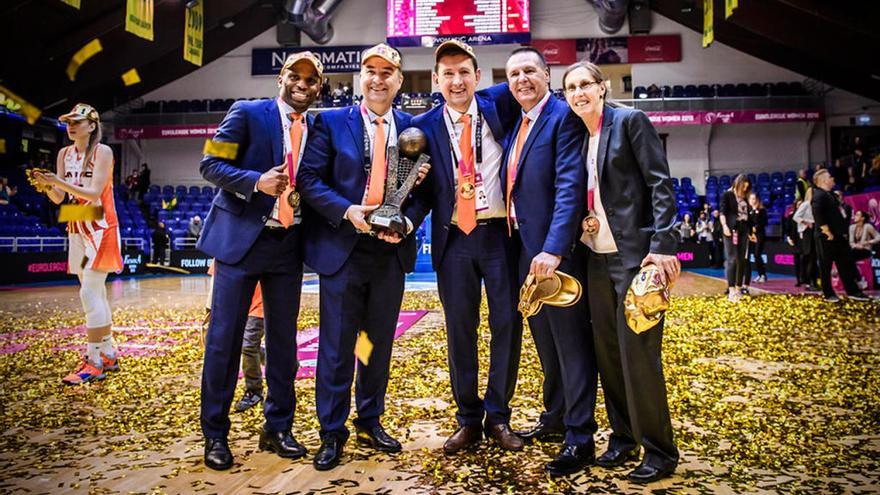 Miguel Méndez (segundo por la izquierda), con los miembros de su cuerpo técnico. // Fiba.com