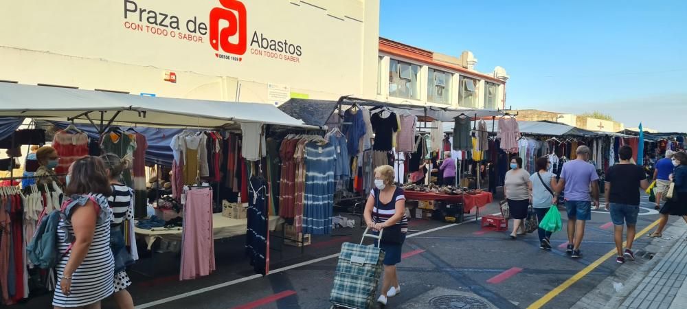 Gran afluencia de público al mercado de Vilagarcía