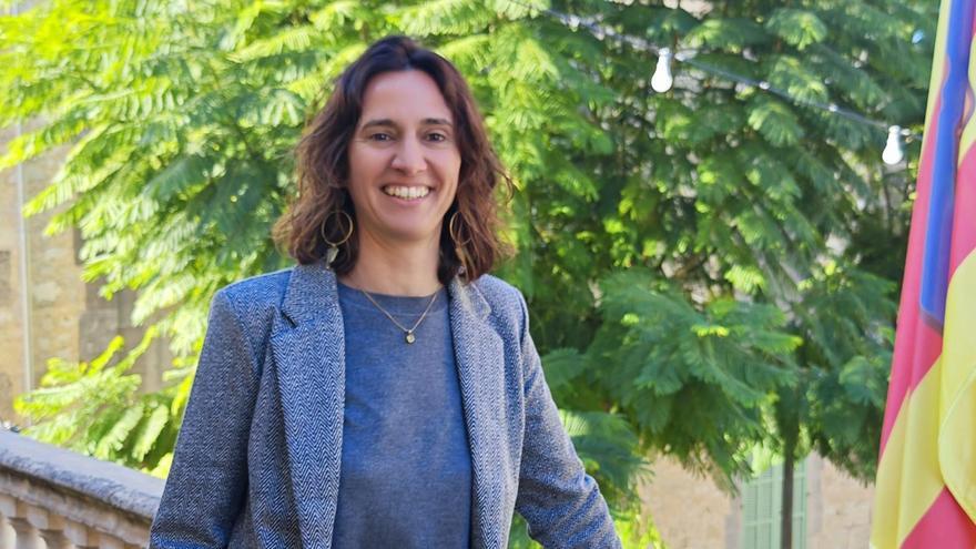 La alcaldesa de Montuïri posa para esta entrevista en el balcón del Ayuntamiento.