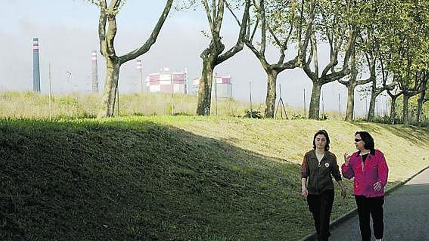 Instalaciones de Baterías de Coque, desde el paseo de la ría.