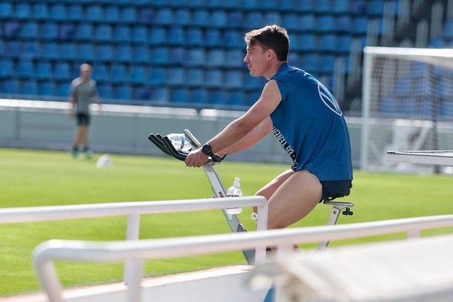 Aliento de la afición a la plantilla del CD Tenerife en el Heliodoro antes del partido ante el Girona