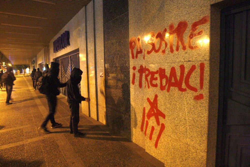 Protesta dels CDR a Girona en el marc de la vaga general