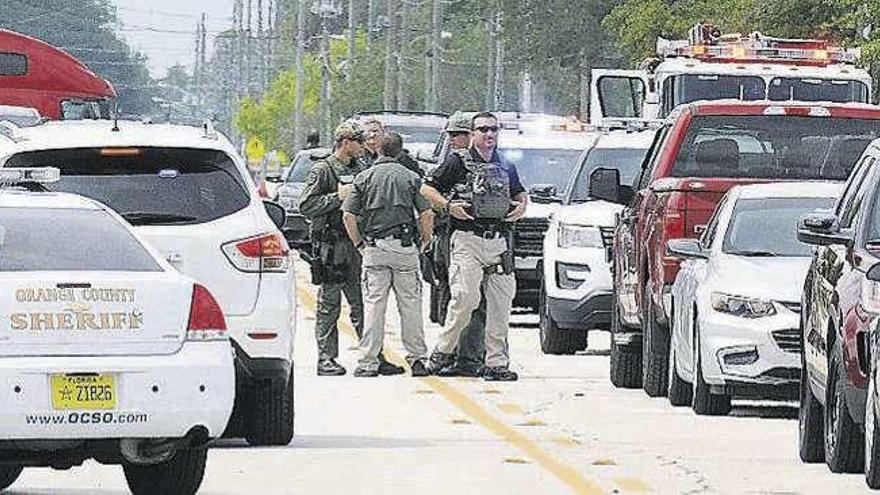 Policías a las afueras de la empresa donde ocurrió el tiroteo.