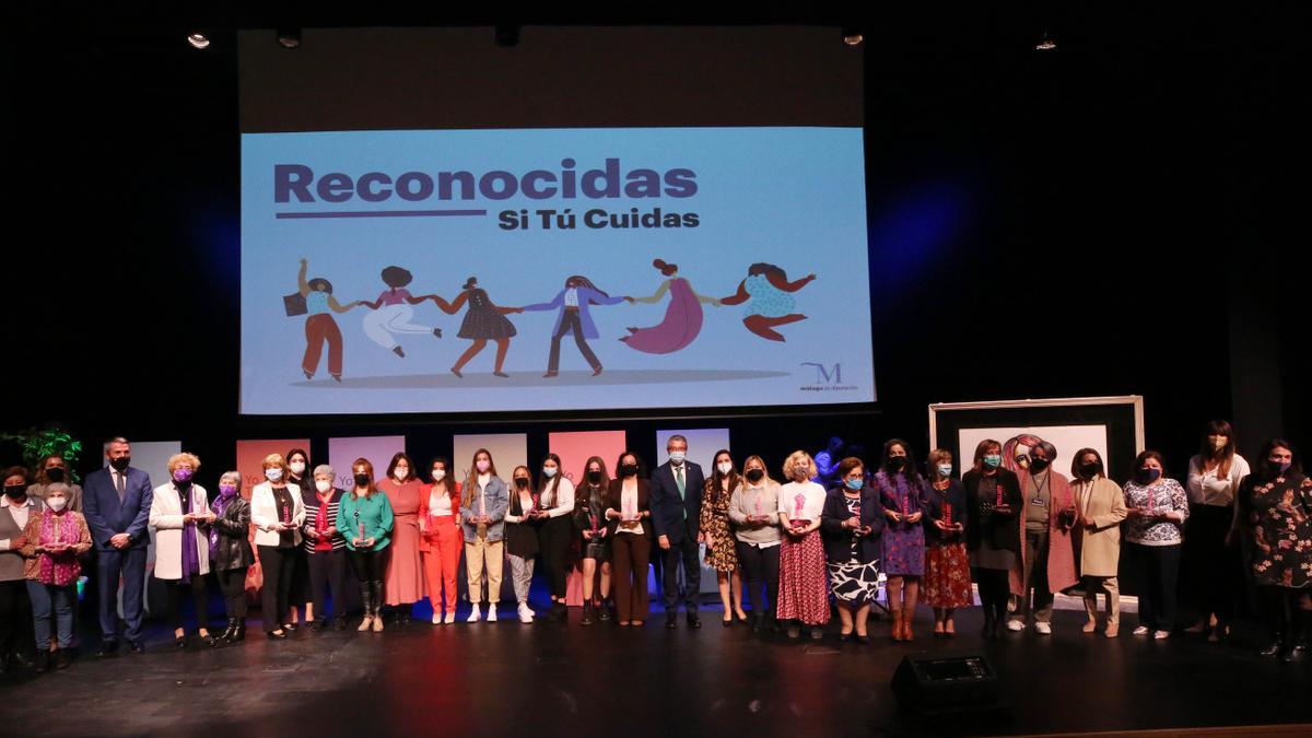 Foto de familia de las premiadas en la gala Reconocidas de la Diputación.