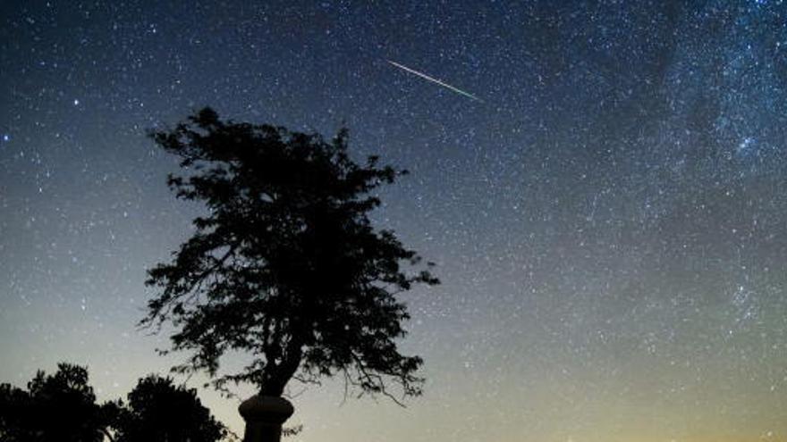 La lluvia de las Líridas podrá verse a partir de esta noche y su máximo apogeo llegará el día 22. // EFE