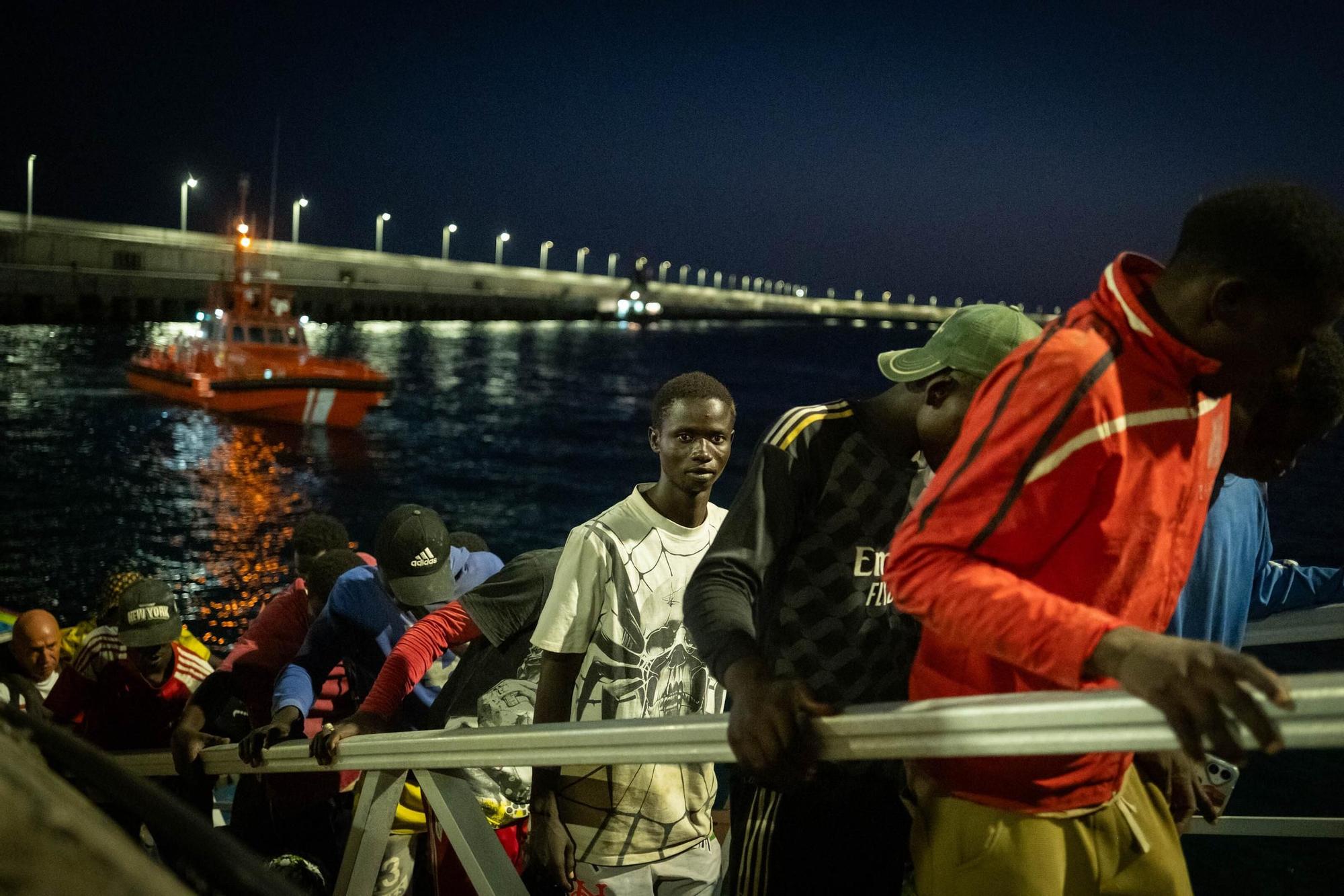 Llegada de un cayuco al Puerto de Granadilla