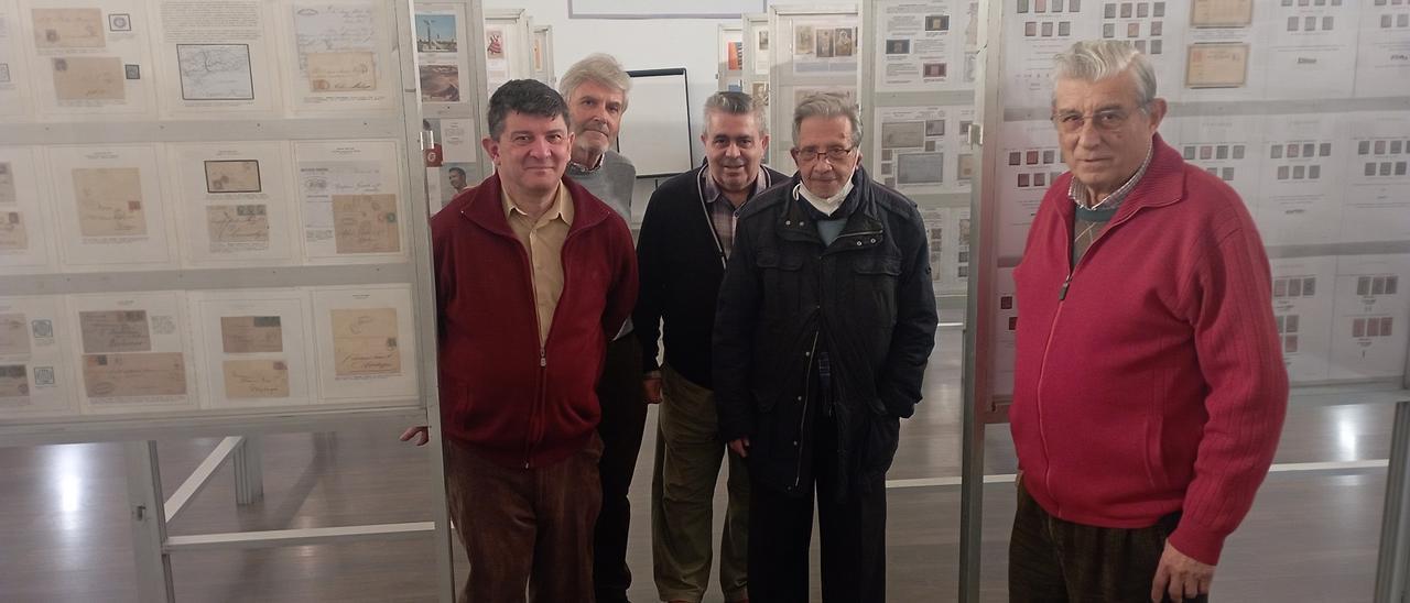 Miembros del Círculo Filatélico de Málaga, en un rincón de la exposición anual, esta semana.