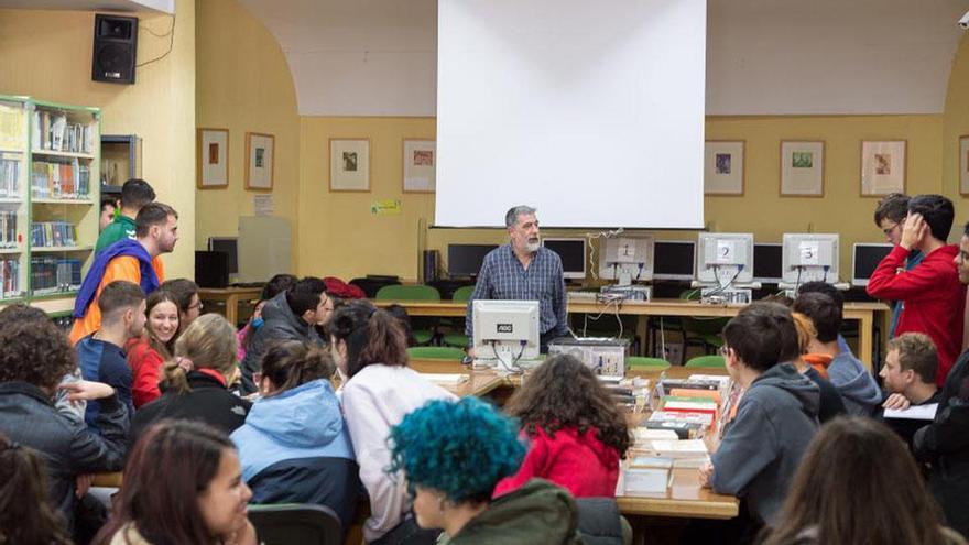 Javier Santos en una de las actividades celebradas en el IES Pedro Espinosa de Antequera.